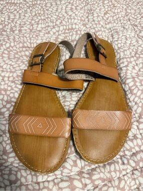 Rock & candy tan flat sandals size 7